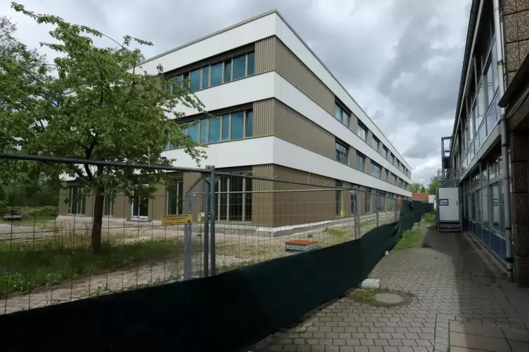 Innen wird noch gearbeitet, die neue IGS Kandel soll aber bis Jahresende fertig sein. 