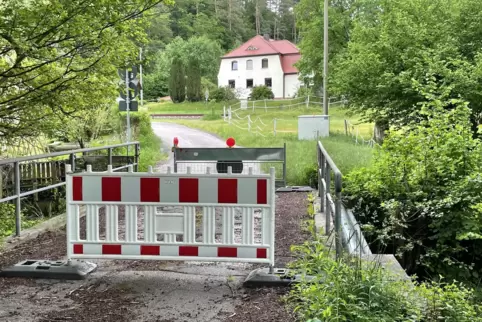 Ein Gutachten soll klären, ob die Brücke auf der Imbsbacher Mühle sicher ist. 