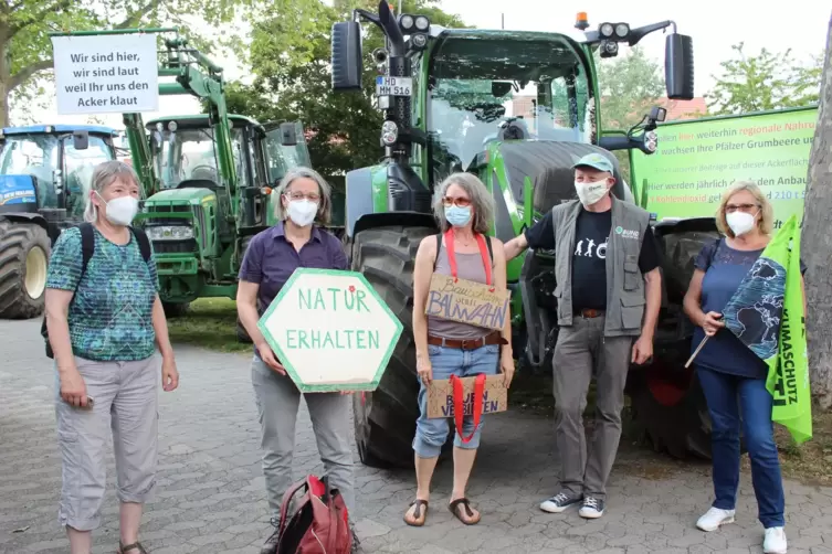  Vertreter von Bürgerinitiativen, Umweltschutz und Landwirte demonstrierten gegen die Baupläne.