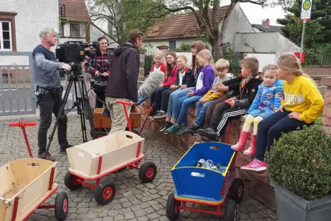 Das Fernsehen war Anfang der Woche in Krähenberg und drehte auch mit den Kindern vom Altglas-Express (von links): Emma Kunz, Fin