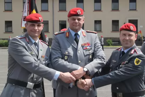 Carsten Windsch (rechts) beim feierlichen Kommandowechsel an Timo Kaufmann (links). Die Zeremonie übernahm General Michael Podzu