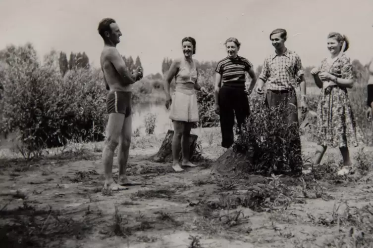 Gerhard Greitsch beim Badevergn&uuml;gen in den 50er-Jahren am nahe gelegenen Seehof. 