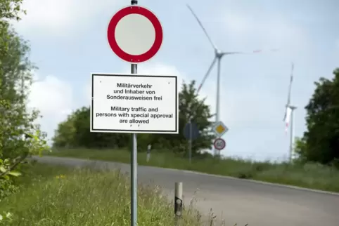 Die Durchfahrt ist nur mit Sonderausweis erlaubt. 