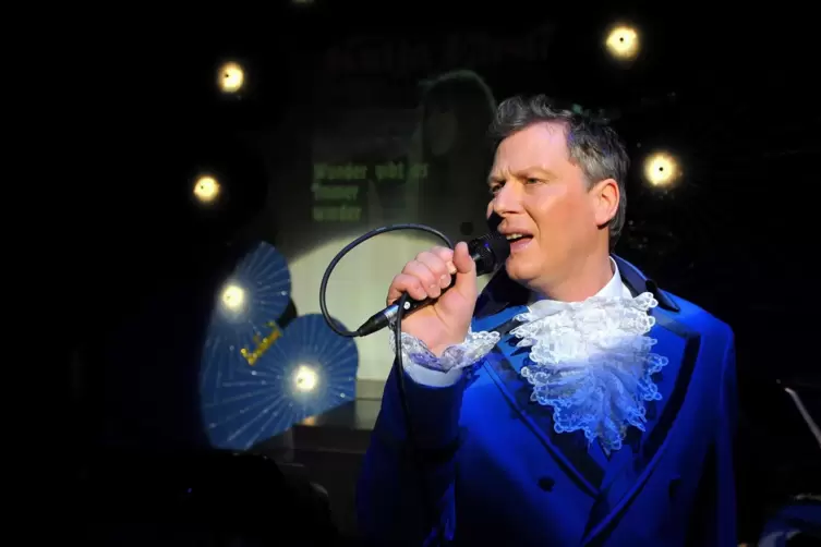 Singt bekannte Melodien: Schauspieler G&uuml;nther Fingerle. 