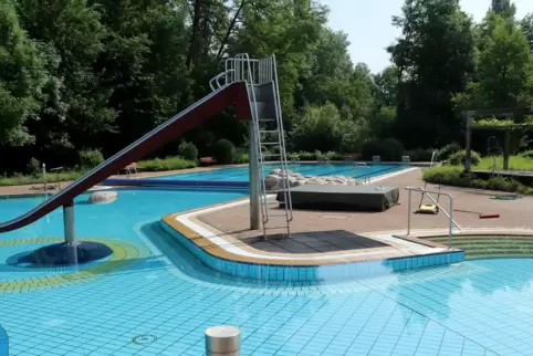 Irgendwo im Bereich des Spaßbeckens muss ein Leck sein.