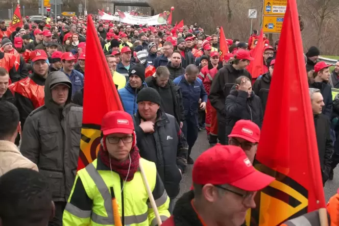 Eine Macht nicht nur auf der Straße, sondern auch in vielen Betrieben: IG-Metall-Demo in Wörth vor Corona. Eine Macht nicht nur auf der Straße, sondern auch in vielen Betrieben: IG-Metall-Demo in Wörth vor Corona.