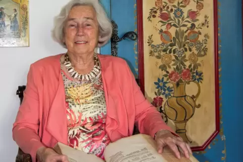 Promovierte Historikerin: Kunigunde Paetsch-Wollschläger hat eine Originalausgabe des 1707 herausgegebenem Kompendiums über die 