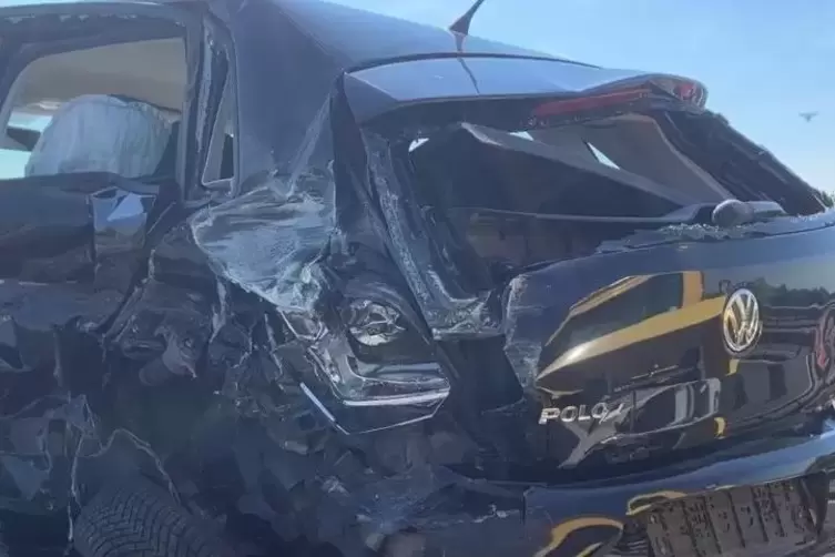 Schwer mitgenommen: Der Fahrer dieses VW Polo musste nach dem Unfall ins Krankenhaus gebracht werden.