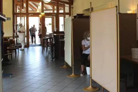 Im Bürgerhaus in Münchweiler hat das Team der Praxis Persard Impfkabinen aufgestellt. 