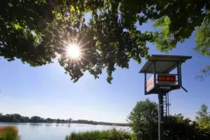 Gähnende Leere hat in den Schwimmbädern und bekannten Badeplätzen wie hier an der Schlicht bei Neuhofen im letzten Sommer oft ge