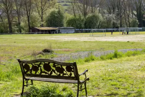 Der Mehrgenerationenplatz soll neben dem Sportplatz entstehen. 