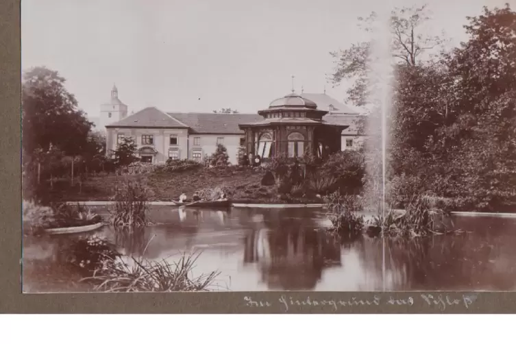 Blick auf den Teich in etwa Ende des 19. Jahrhunderts mit Wasserspiel und achteckigem Pavillon im Jugendstil. 