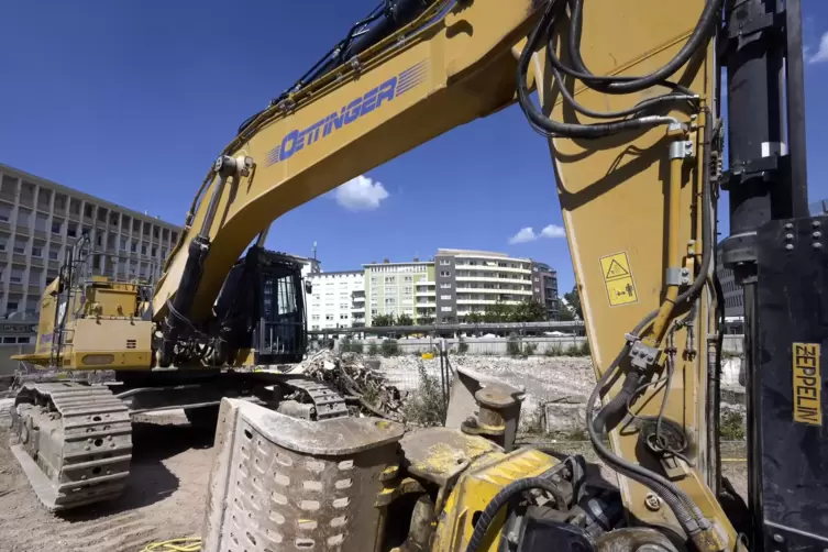  Längst zum Politikum geworden: die Baugrube am Berliner Platz. Immerhin: Seit Anfang Mai sind vor Ort Bagger im Einsatz. Erste 