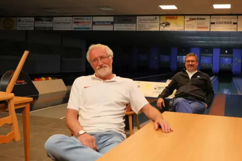Der Vorsitzende der Keglervereinigung Grünstadt, Ralf Buch (rechts), und sein Stellvertreter Heinz Schwalb halten gebührend Abst