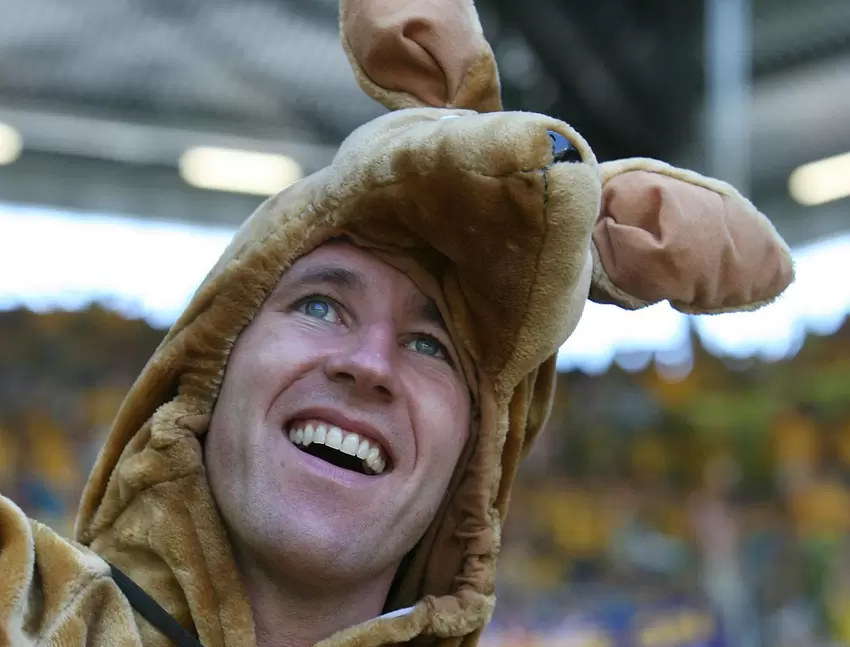 Ein australischer Fan feiert vor Spielbeginn in der Westkurve des Fritz-Walter-Stadions, verkleidet als Känguru.