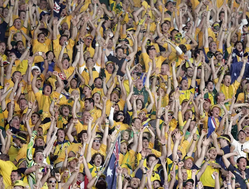 Australische Fans feiern ein Tor ihrer Mannschaft gegen Japan im Fritz-Walter-Stadion. Japan hatte lange mit 1:0 geführt, unterl