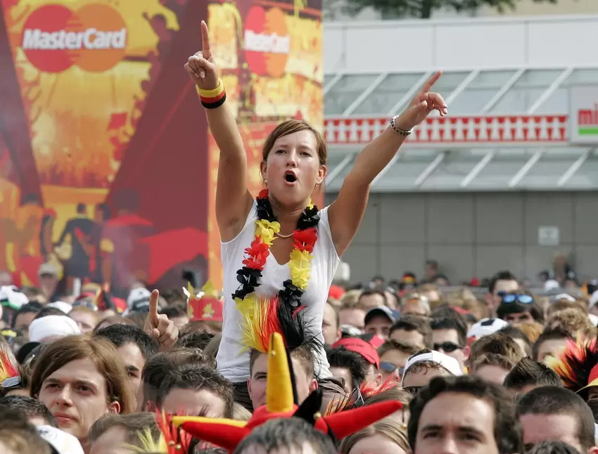 Natürlich können auch die Deutschen feiern – hier auf dem Stiftsplatz beim Achtelfinalspiel Deutschland - Schweden.