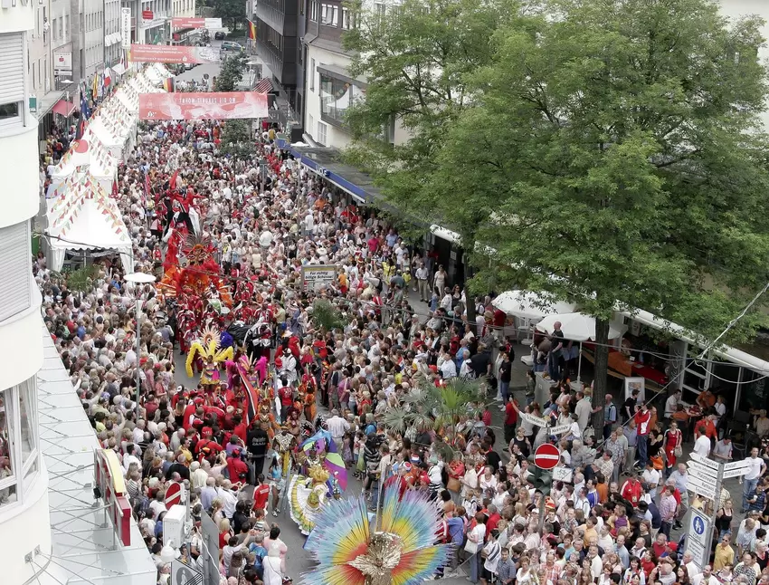 Die WM-Meile – hier bevölkert von Fans und einer Parade aus Trinidad/Tobago.