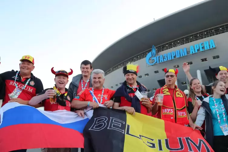 Fans von Russland und Belgien jubeln vor dem Spiel.