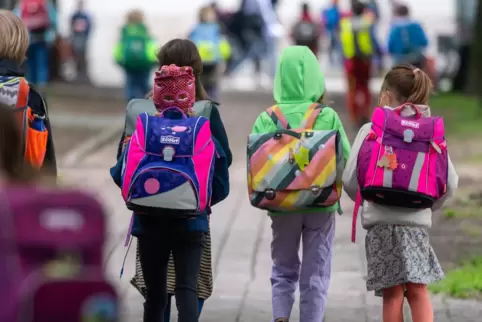 Erstmals seit einem halben Jahr kehren am Montag wieder alle Schulkinder in Rheinland-Pfalz in ihre Klassenräume zurück. 