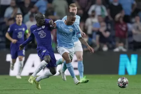 Wie eine Klette: N’Golo Kanté (links) lässt sich von dem für Manchester City spielenden Raheem Sterling nicht abschütteln. 