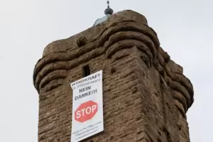 Am Luitpoldturm, einem der Wahrzeichen des Pfälzerwalds haben Windkraftgegner ein Protestplakat platziert. Am Luitpoldturm, einem der Wahrzeichen des Pfälzerwalds haben Windkraftgegner ein Protestplakat platziert.