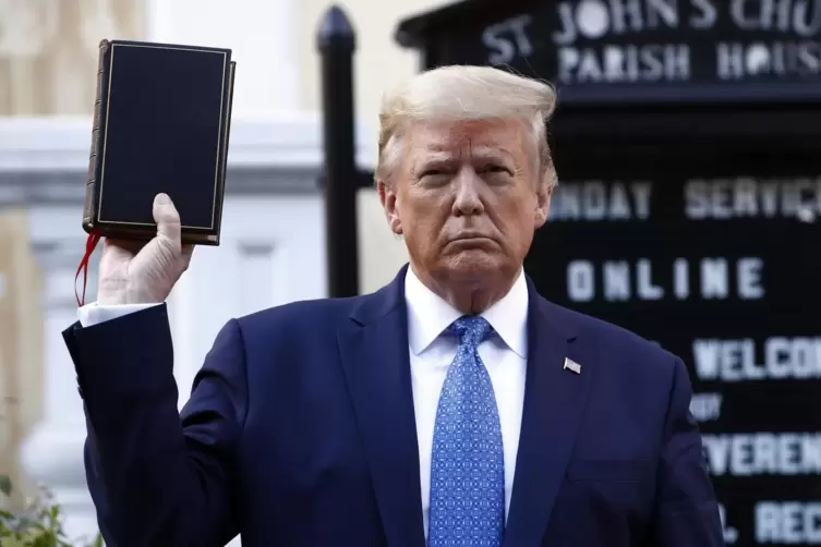 Ein Schl&uuml;sselmoment im Wahljahr 2020: Trump l&auml;sst eine Demo von Anti-Rassismus-Aktivisten brutal aufl&ouml;sen, um sich vor einer Kir