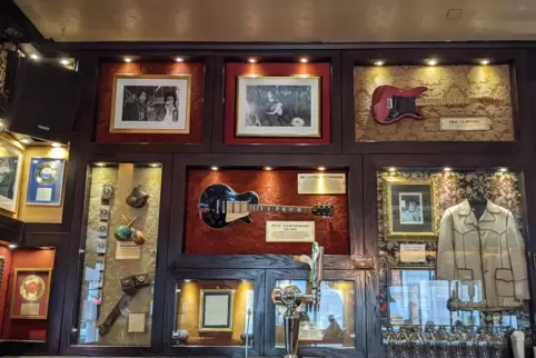 Die Gitarren von Eric Clapton (oben rechts) und Pete Townshend (Mitte) waren die ersten im Hard Rock Cafe London. Sie hängen noc