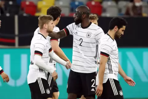 Stürmer Timo Werner (links) und Abwehrspieler Antonio Rüdiger, zwei Sieger. Rechts Ilkay Gündogan.