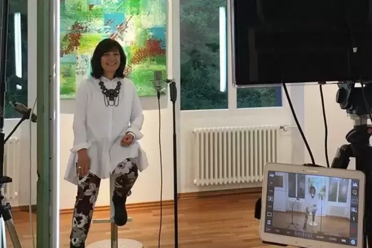 Elke Wunderle, hier bei einem Videodreh im Kunsthaus, nahm die Zuhörer mit auf eine musikalische Zeitreise. 
