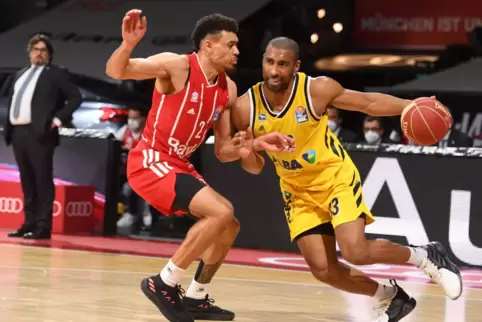 Die beiden Topscorer um direkten Duell: Jayson Granger (Alba Berlin, rechts ) und der Münchner Wade Baldwin. 