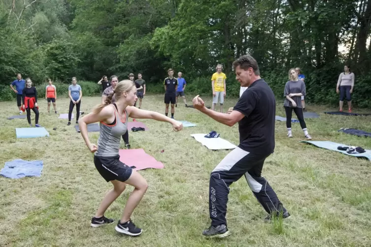 Auf einer Wiese trainieren die Jiu-Jitsu-Sportler des Zen-Bogyo-Do die Selbstverteidigung: Trainer Harald Westrich übt Kampftech