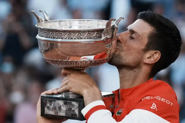 Küsschen für die Trophäe nach dem packenden Finale von Paris: Novak Djokovic.