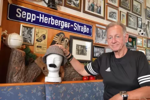 Wirt Günther „Fritz“ Hoffmann erinnert in seinem „Spiegelschlössl“ an Sepp Herberger, Klaus Schlappner und andere Mannheimer Fuß
