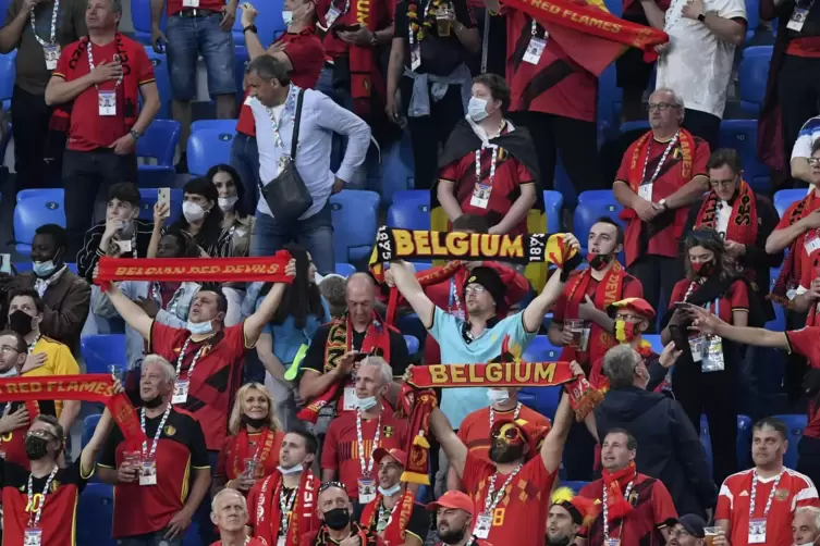 Mal mit, mal ohne Maske: belgische und russische Fans beim ersten EM-Spiel in Sankt Petersburg. 