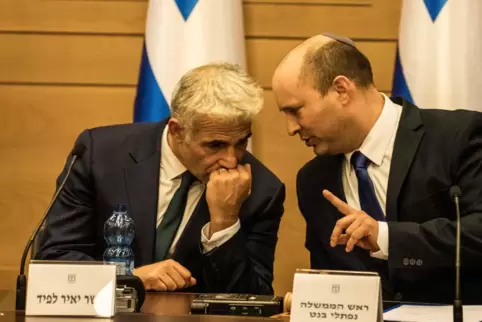 Jetzt haben sie die Macht in Israel: Der bisherige Oppositionschef Yair Lapid (links) und der neue Premierminister Naftali Benne