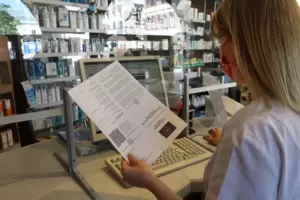 Emily Froely von der Adler-Apotheke in Landau hat am Montagmorgen bereits einige digitale Impfausweise bearbeitet. Das Angebot w Emily Froely von der Adler-Apotheke in Landau hat am Montagmorgen bereits einige digitale Impfausweise bearbeitet. Das Angebot w