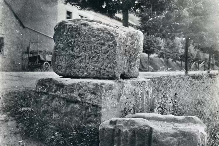 Gut 120 Jahre dürfte diese Aufnahme der „Sickinger Steine“ alt sein. Damals lagen sie noch an der Kaiserstraße und an einem Feld