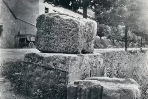 Gut 120 Jahre dürfte diese Aufnahme der „Sickinger Steine“ alt sein. Damals lagen sie noch an der Kaiserstraße und an einem Feld
