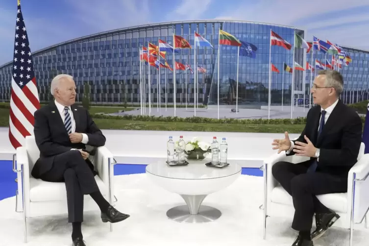 US-Präsident Biden (links) im Gespräch mit Nato-Generalsekretär Stoltenberg. 