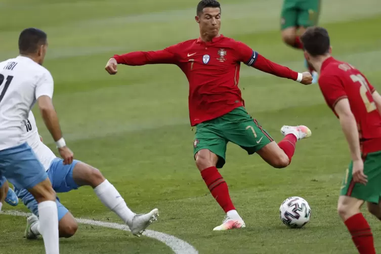 Mit 36 hat er noch Träume: Portugals Kapitän und Ausnahmekönner Cristiano Ronaldo (Mitte).