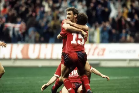 Sieg gegen die Bayern: Stefan Kuntz hat das 2:1 für den FCK erzielt, Vorlagengeber Bernhard Winkler ist herbeigeeilt. 