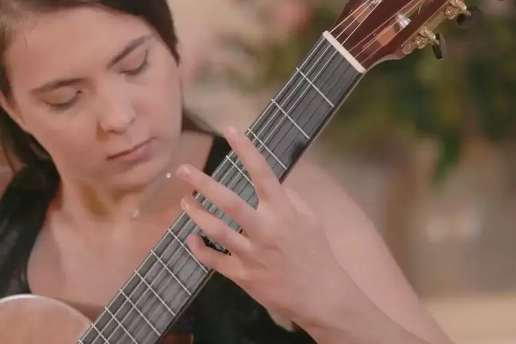 Leicht und nachdenklich: die klassische Gitarristin Émilie Fend beherrscht beides. 