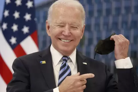 Weg mit der Maske: Ein sichtlich gut gelaunter US-Präsident Joe Biden während des Nato-Gipfels. 