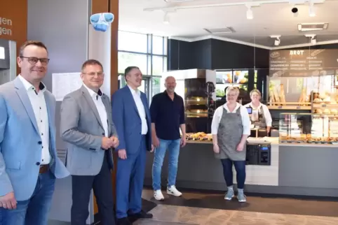 Bank und Bäckerei unter einem Dach: (von links) Tobias Stahlhofen, Bernd Lehmann und Volker Breiner von der VR-Bank mit Bäcker T
