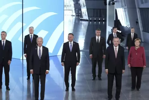 Mit Corona-Abstand: die Staats- und Regierungschefs der Nato-Mitglieder beim offiziellen Fototermin des Brüsseler Gipfels.