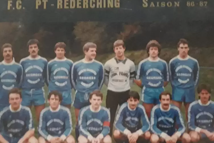 Ein Foto aus Rebmanns privatem Fotoarchiv: die erfolgreiche Mannschaft des FC Petit Réderching in der Saison 1986/87. Michael Re