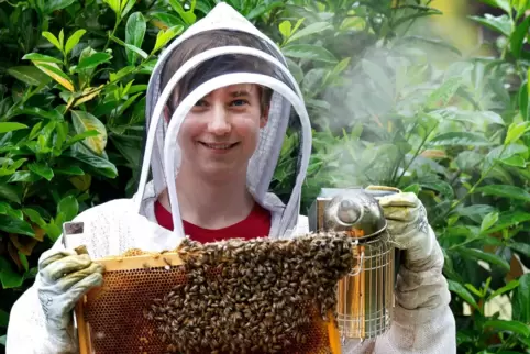 Im heimischen Garten in Waldsee: Leon Becht mit einem Waben-Register, auf dem sich die Bienen tummeln. 