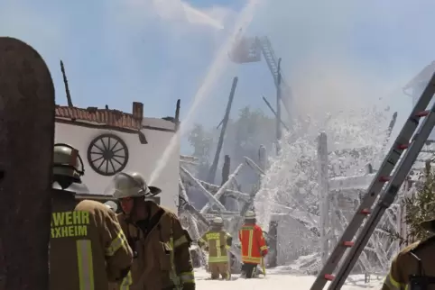 Die Ursache des Brands ist noch unklar. Feuerwehren aus vielen südpfälzischen Orten sind angerückt.