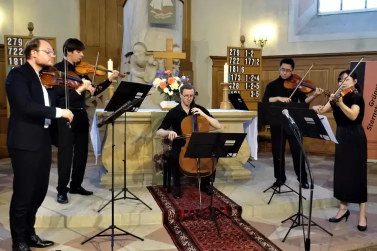 Die Mozart-Besetzung in der Martinskirche, von links: Niklas Liepe und Alexander Lesch ( Violine), Timothy Hopkins (Cello), Gord